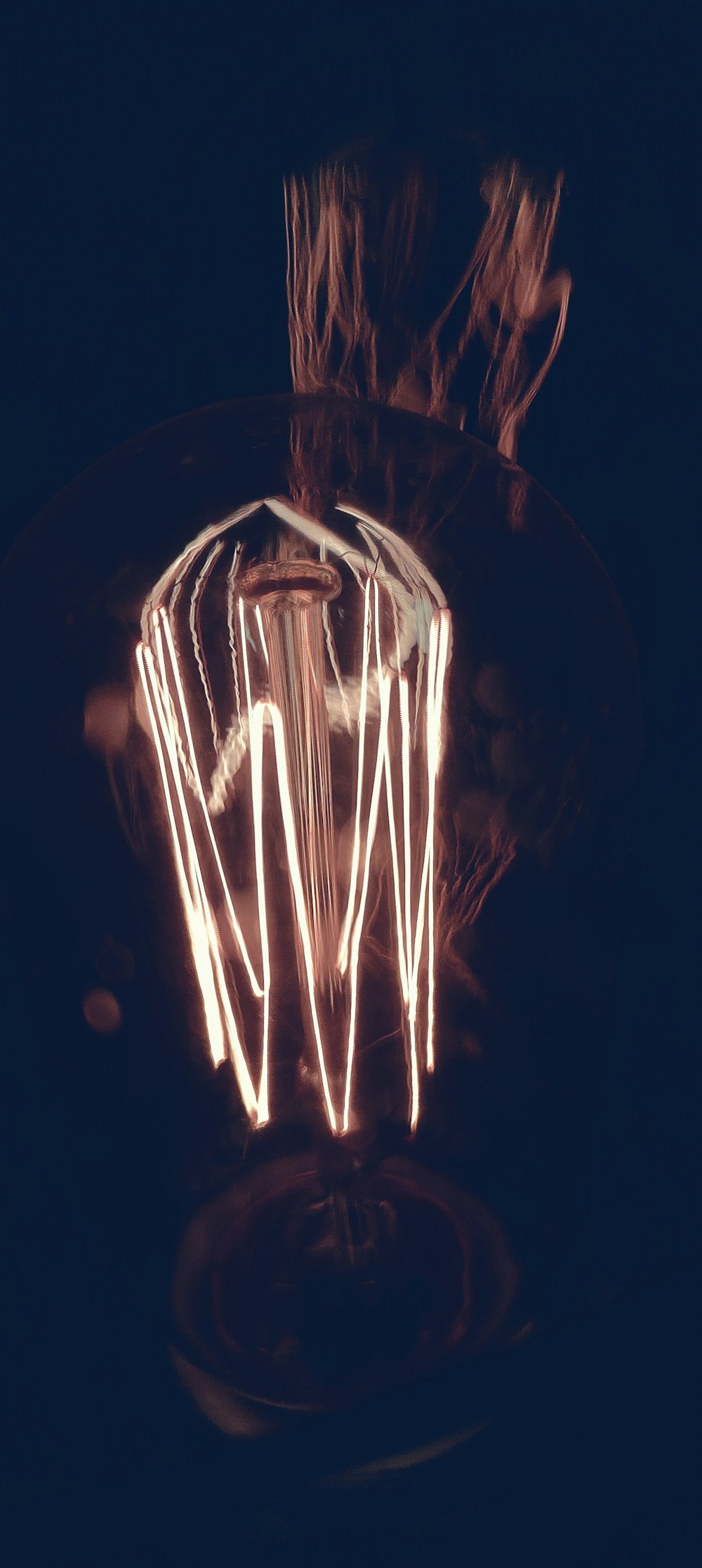 暗闇の中で電球のぼやけた写真