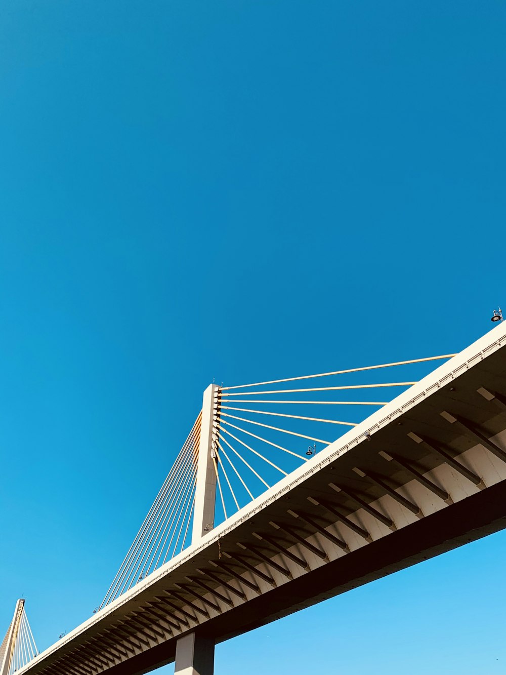 Un puente con un cielo azul al fondo