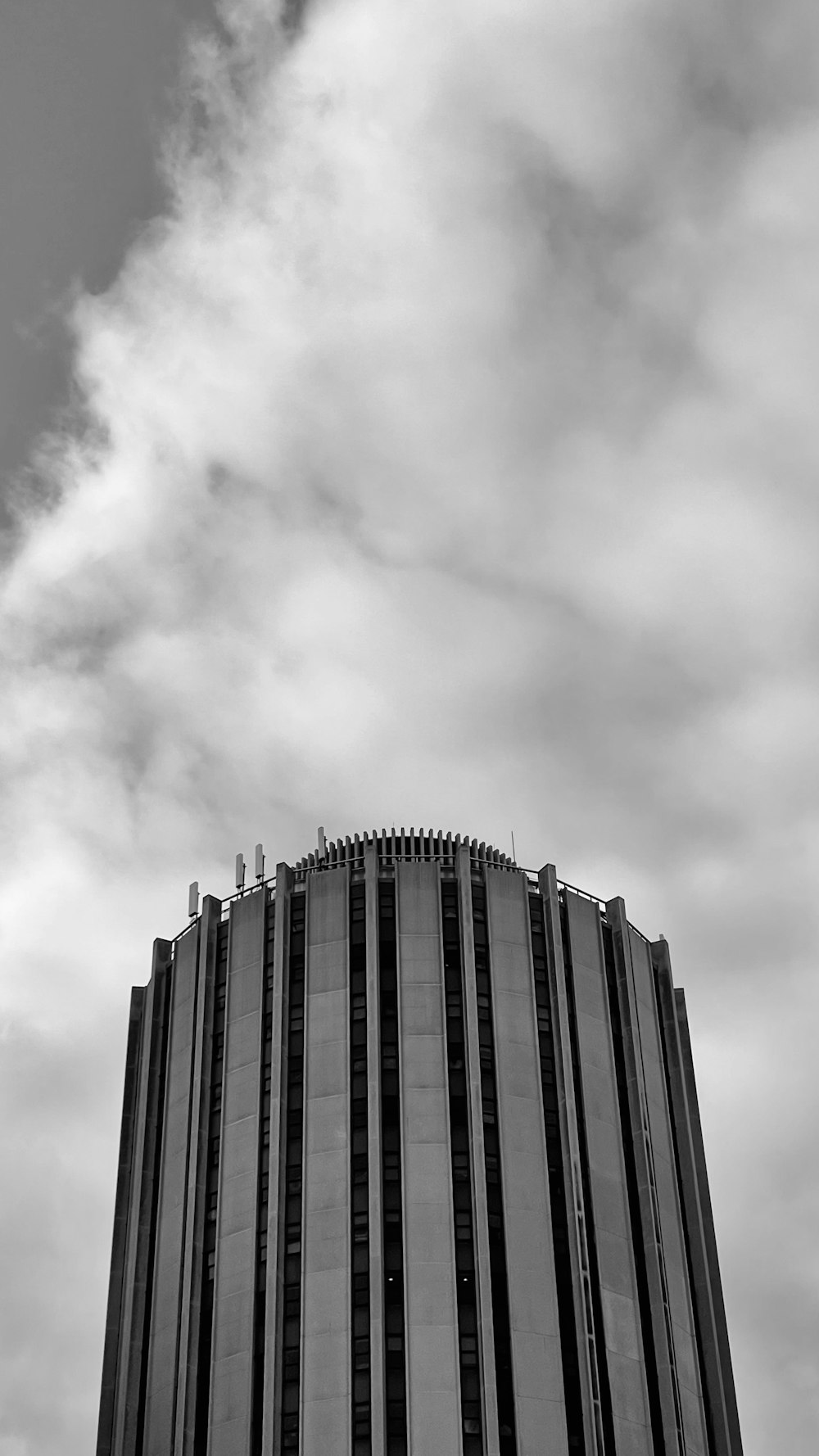 Una foto in bianco e nero di un edificio alto