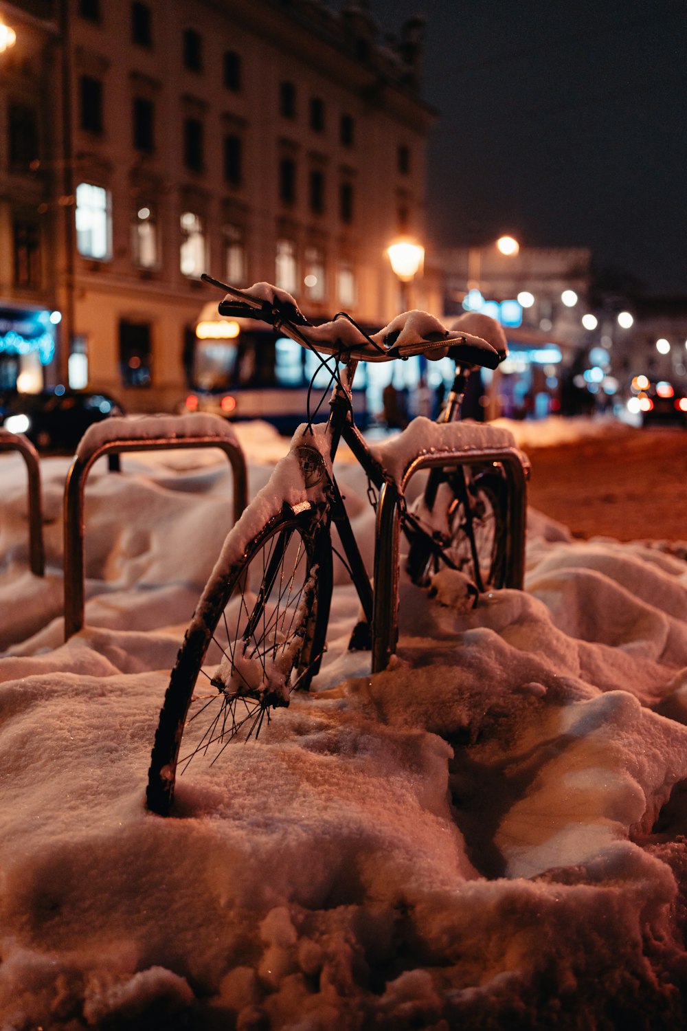 Ein Fahrrad, das im Schnee sitzt