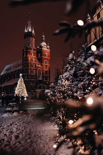 Iglesia histórica en Cracovia decorada con un árbol de Navidad iluminado