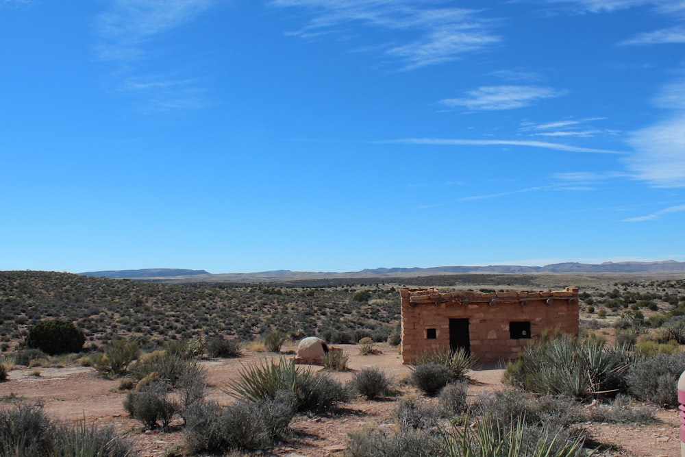 a small building in the middle of a desert