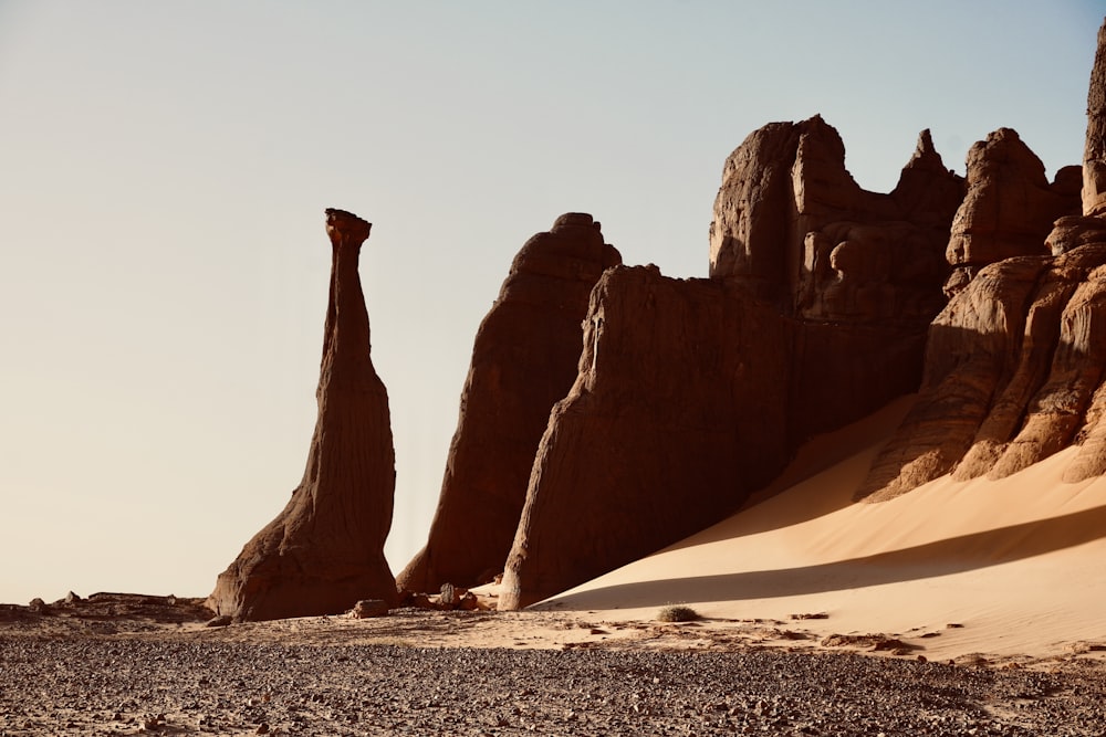 Un groupe de gros rochers au milieu d’un désert