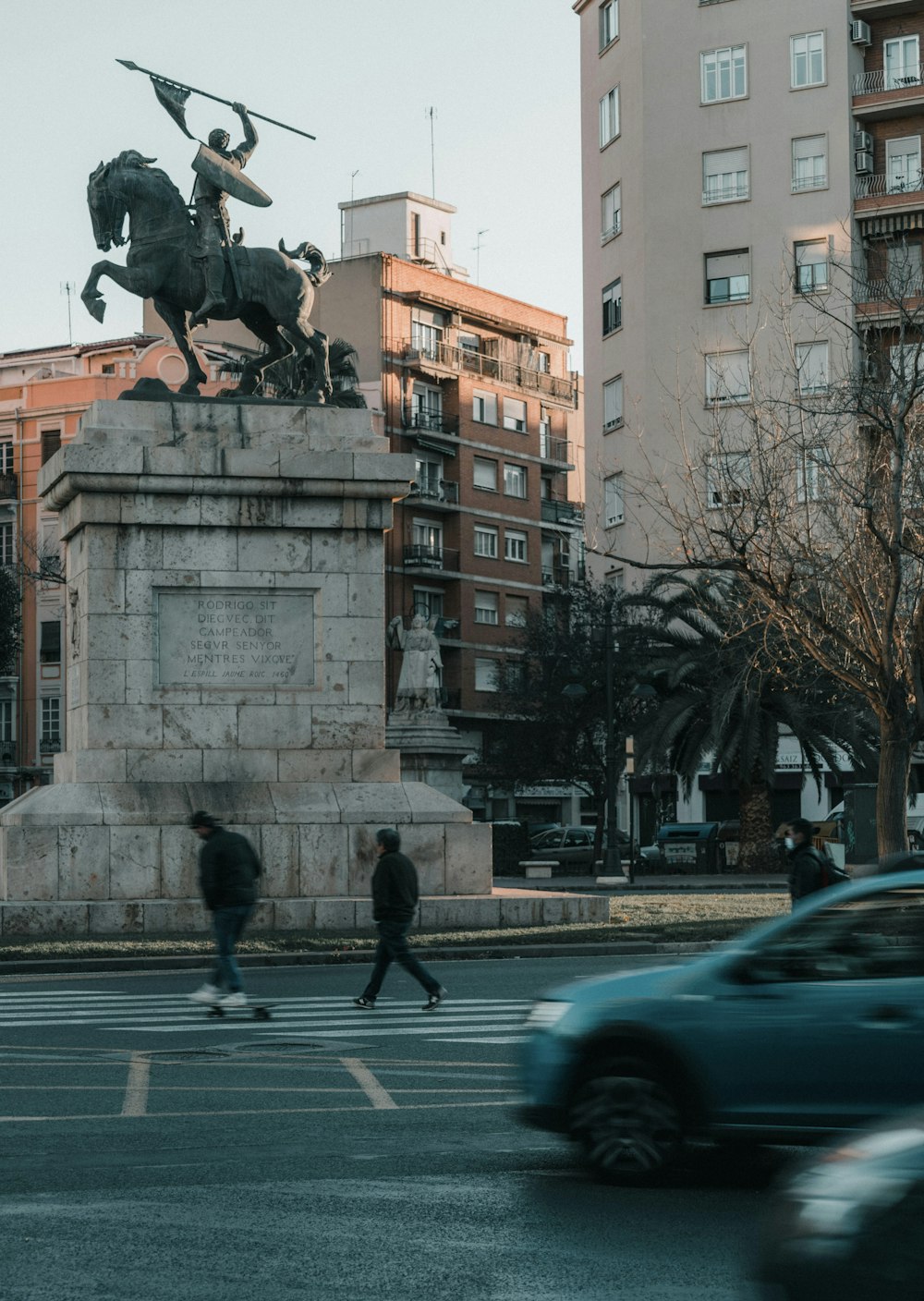 Una estatua de un hombre a caballo en una calle de la ciudad