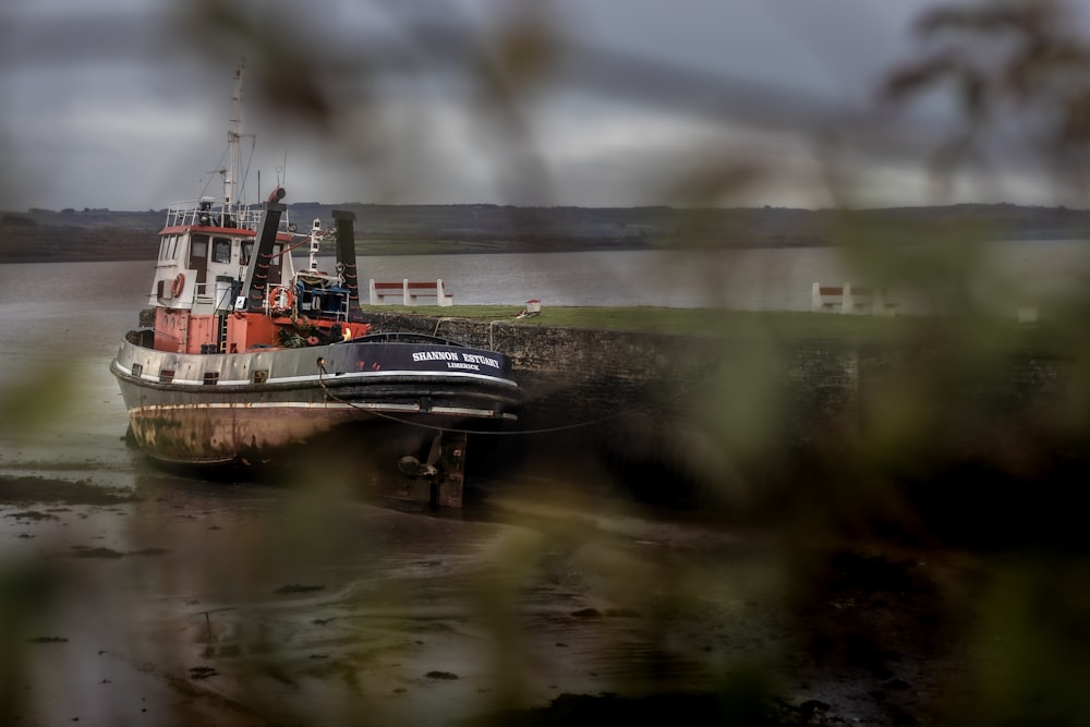 un bateau assis dans un plan d’eau