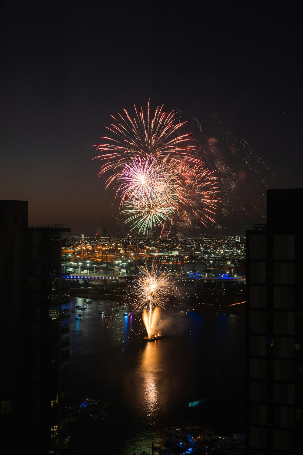 Un espectáculo de fuegos artificiales sobre una ciudad por la noche