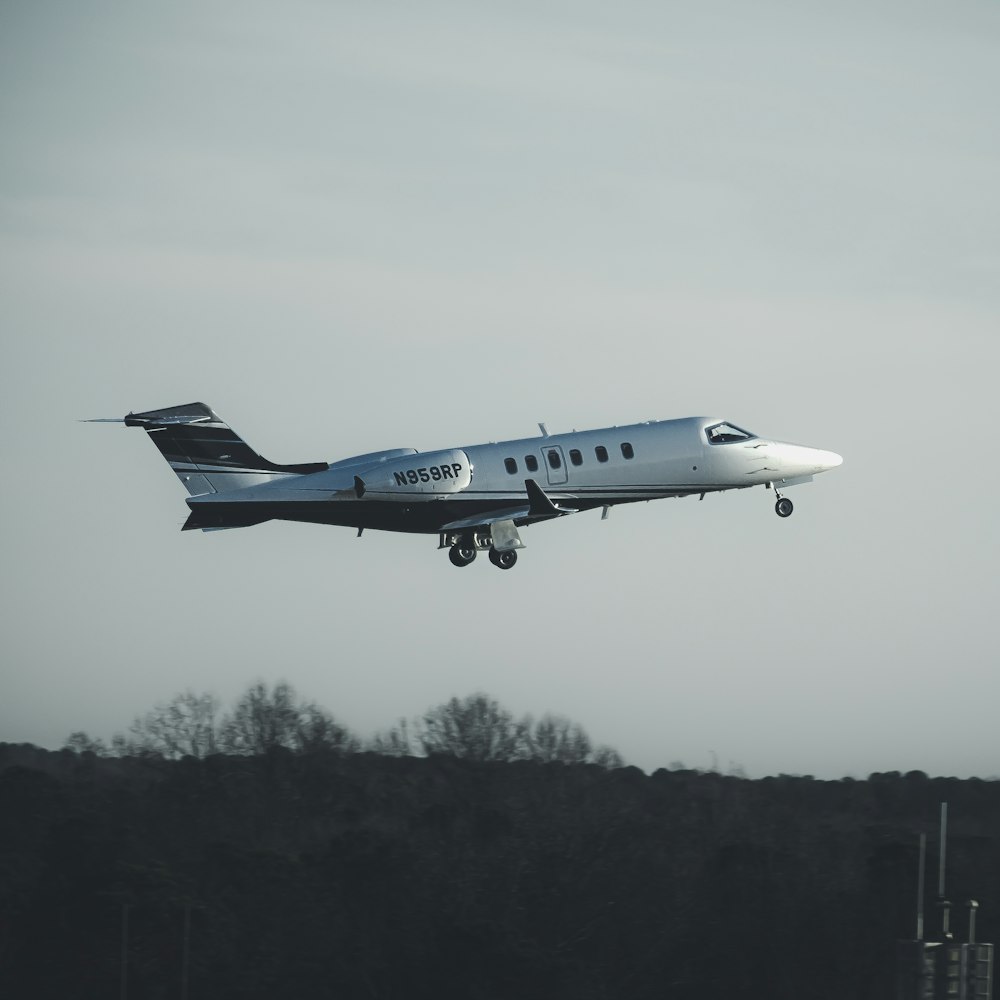 Un piccolo aereo vola basso a terra