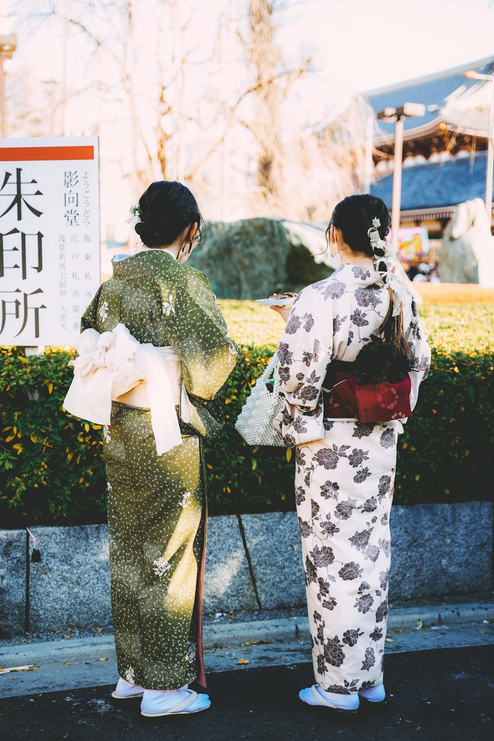 two women in kimonos standing next to each other