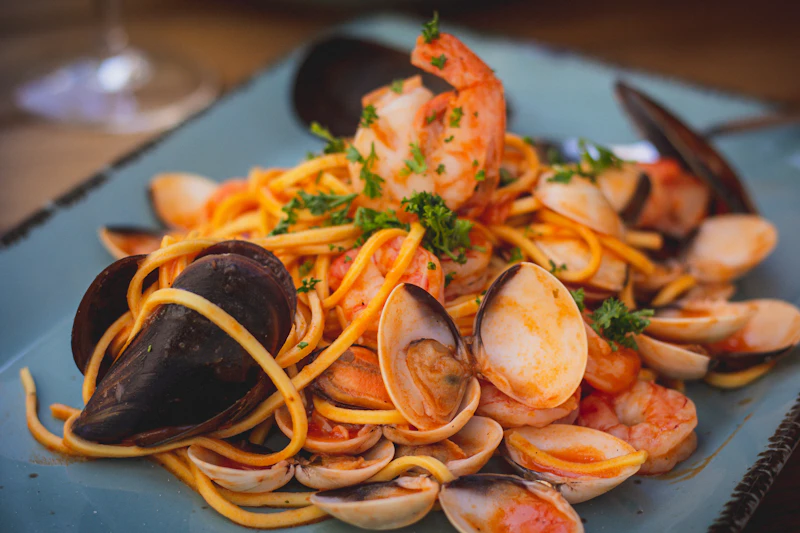 Pasta con almejas y gambas, cocina siciliana