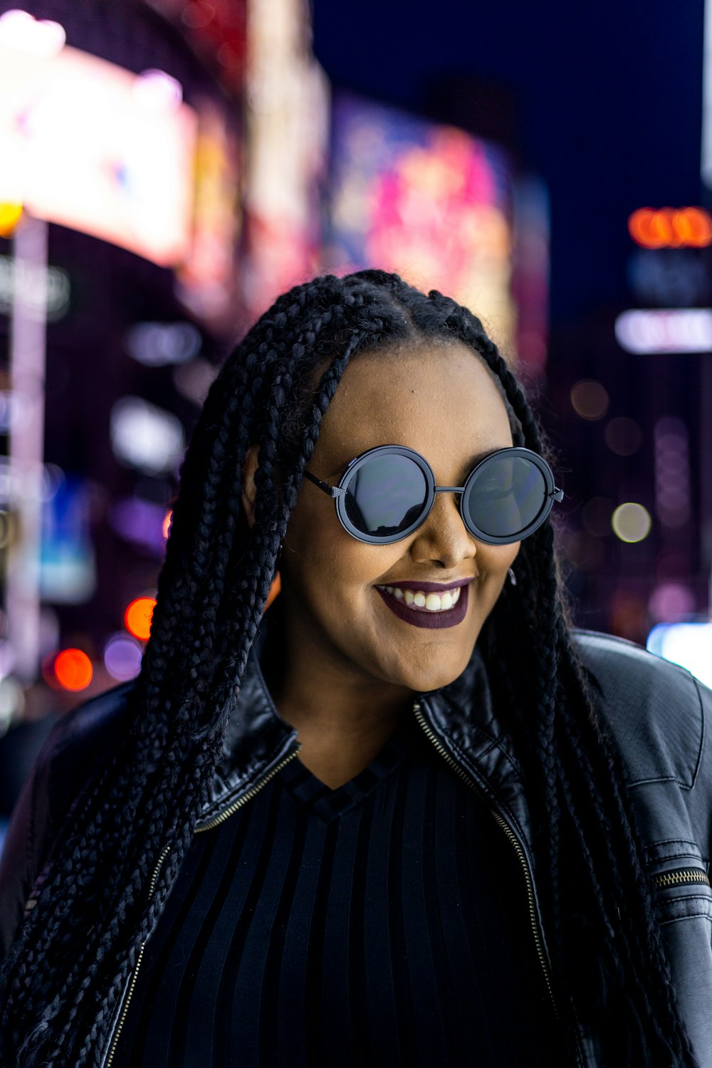 une femme avec une paire de lunettes de soleil rondes sur le visage