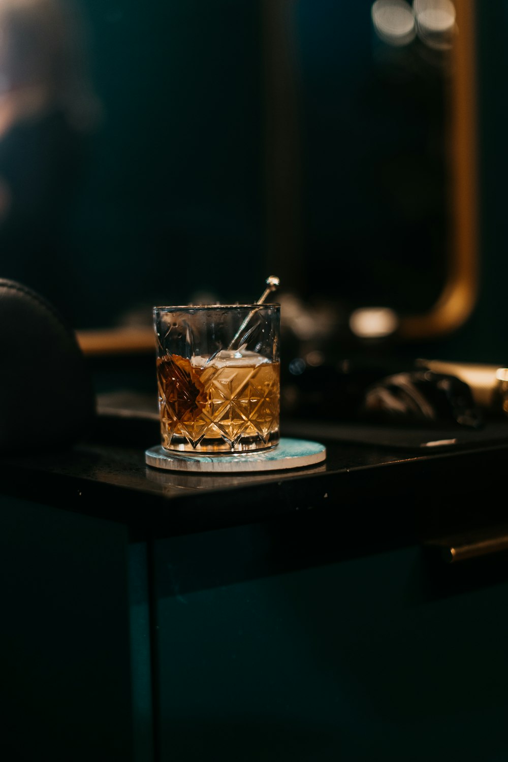 un verre de whisky assis sur un comptoir