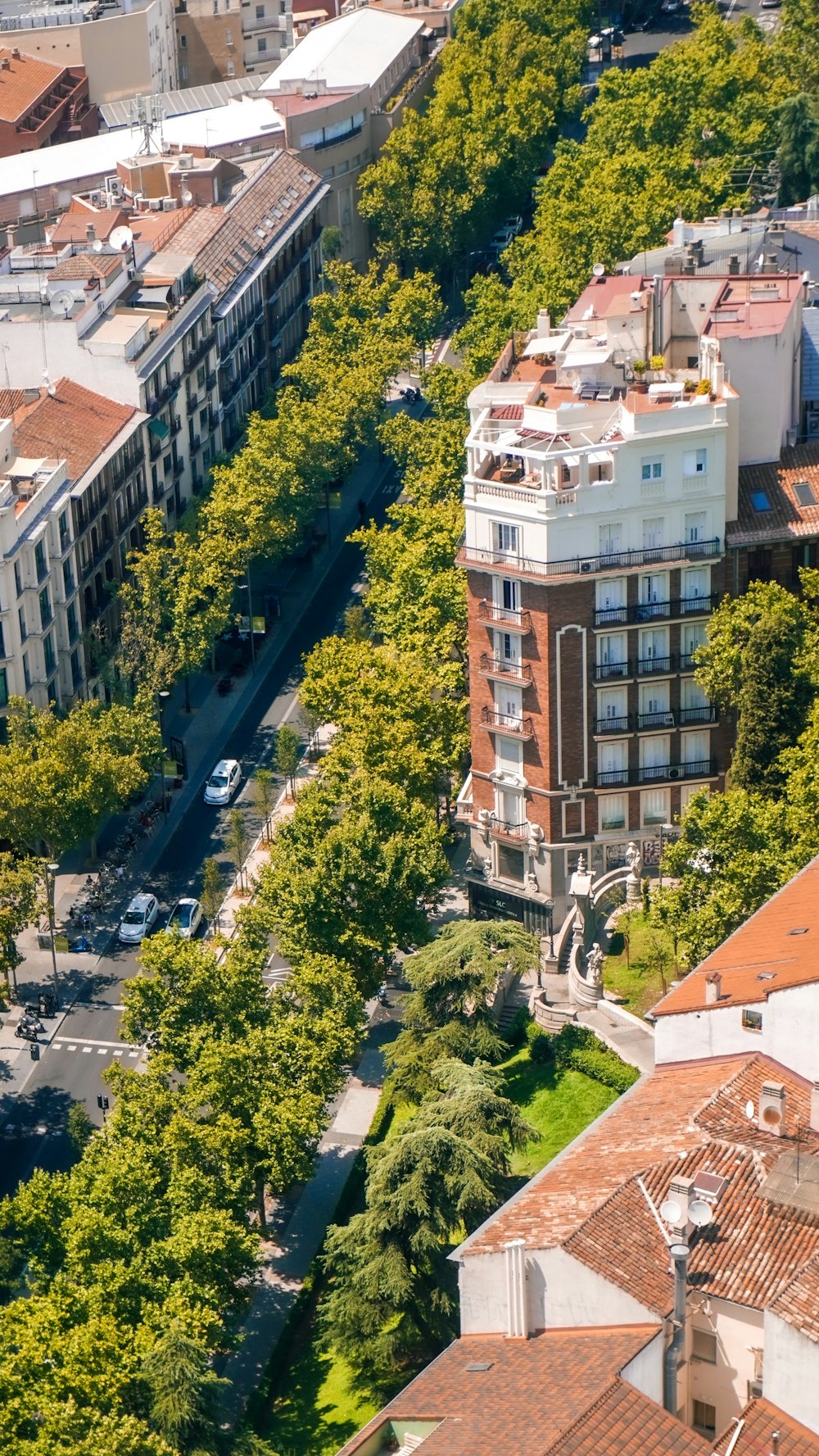 Una vista aérea de una ciudad con muchos árboles