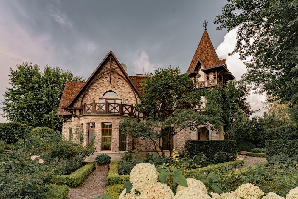 une grande maison avec un jardin en face