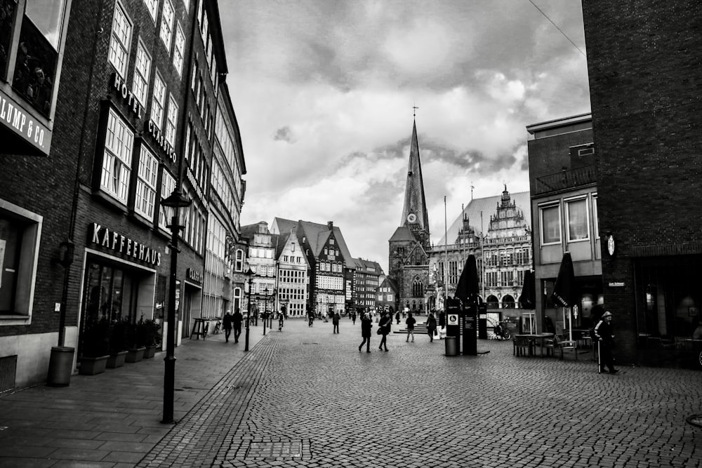 a black and white photo of a city street