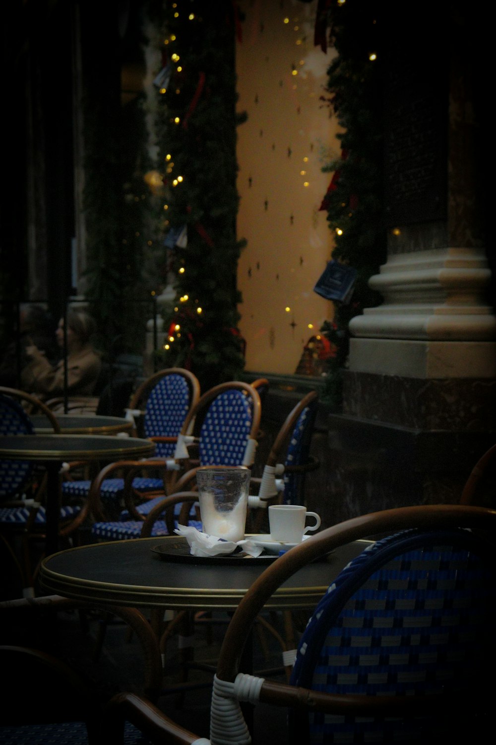 a row of blue chairs sitting next to each other