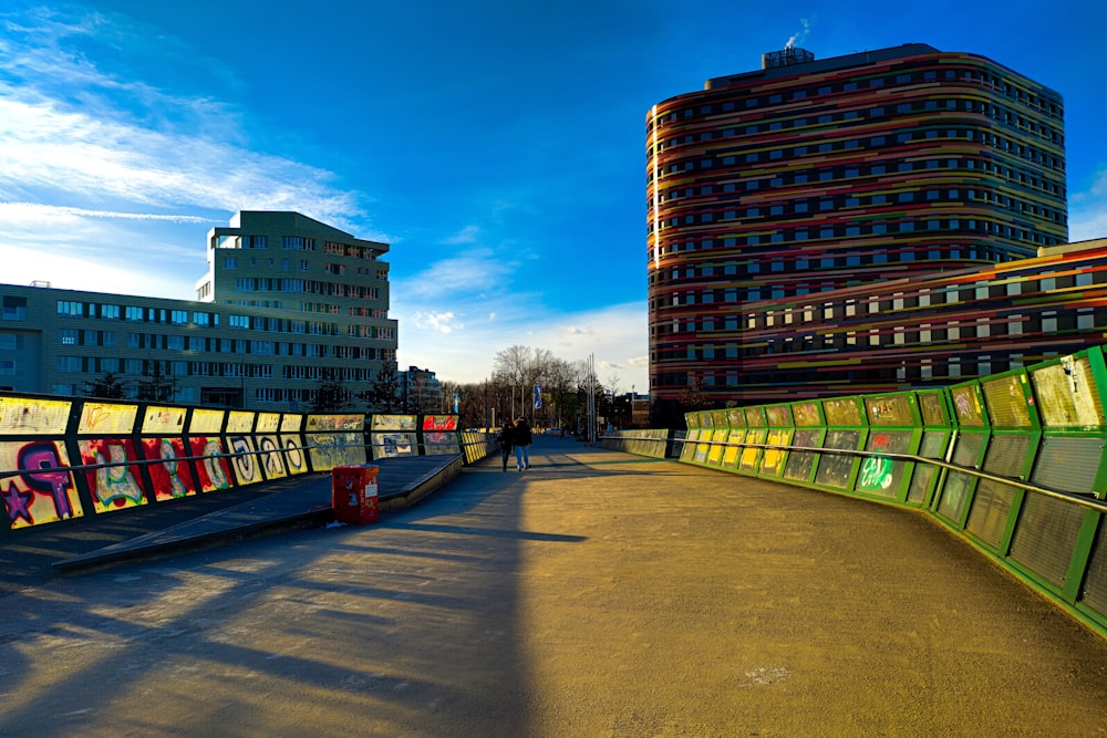 Une rue de la ville bordée de grands immeubles les uns à côté des autres