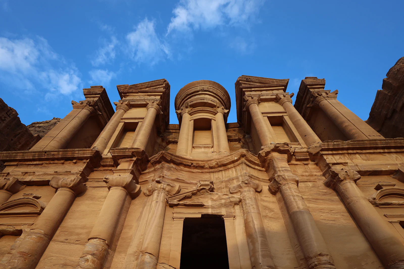 El Monasterio (Ad-Deir) de Petra tallado en la montaña, Wadi Musa, Jordania