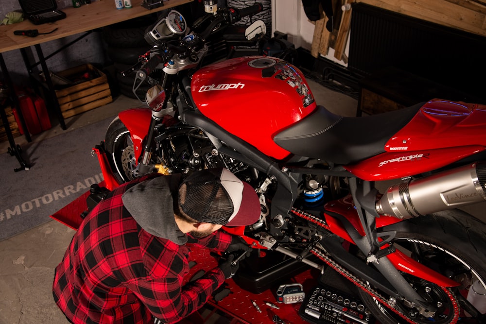 Un uomo che lavora su una motocicletta in un garage