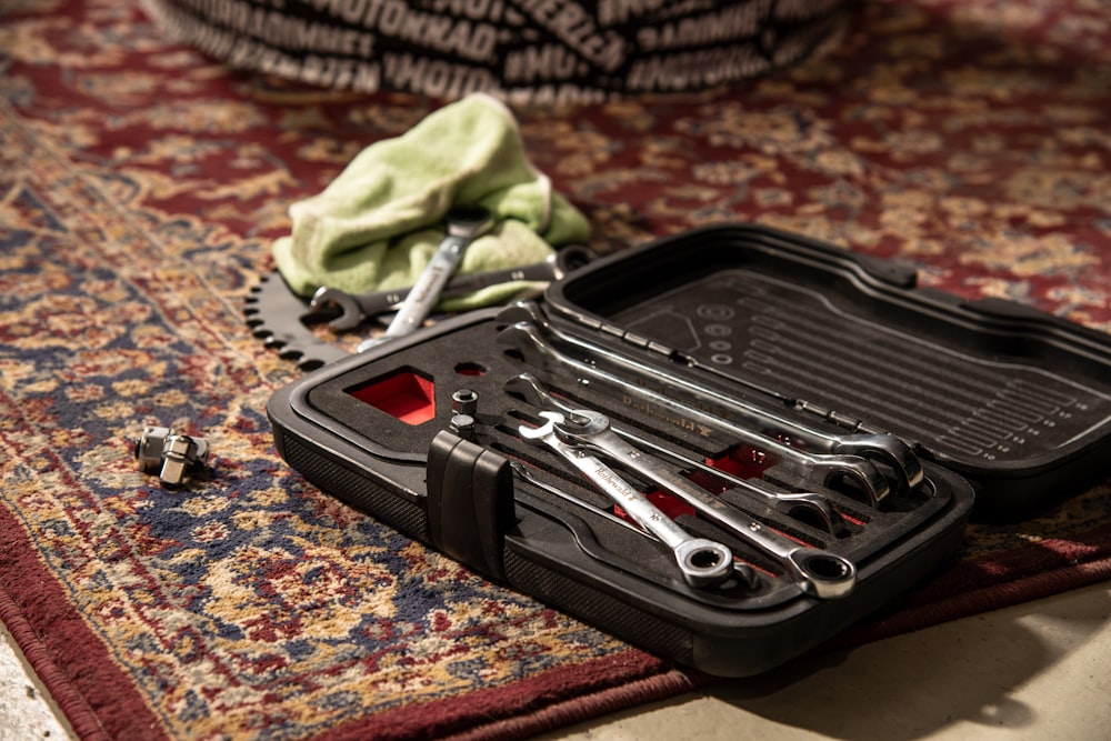 a bunch of tools sitting on top of a rug