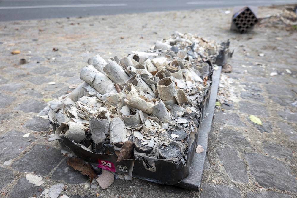 uma pilha de escombros sentados ao lado de uma estrada