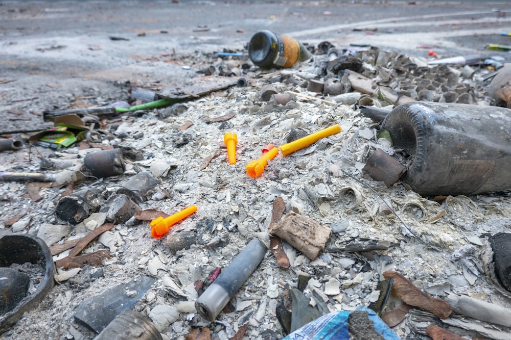 Un montón de basura sentado en la parte superior de una calle