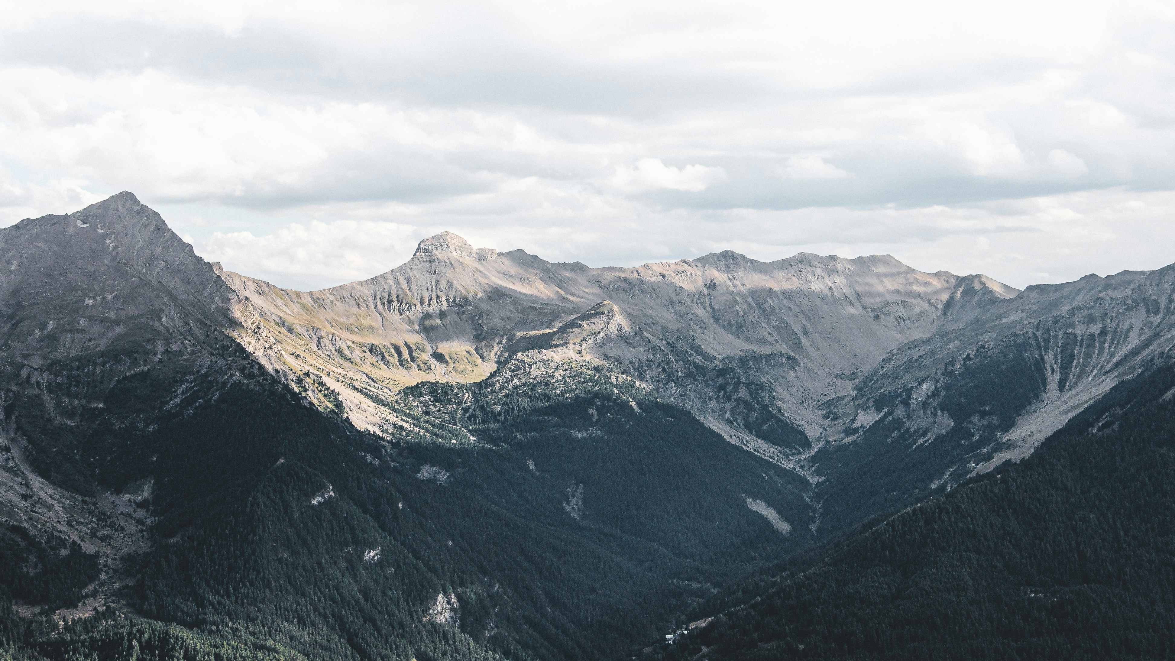 una vista di una catena montuosa da un punto di vista elevato