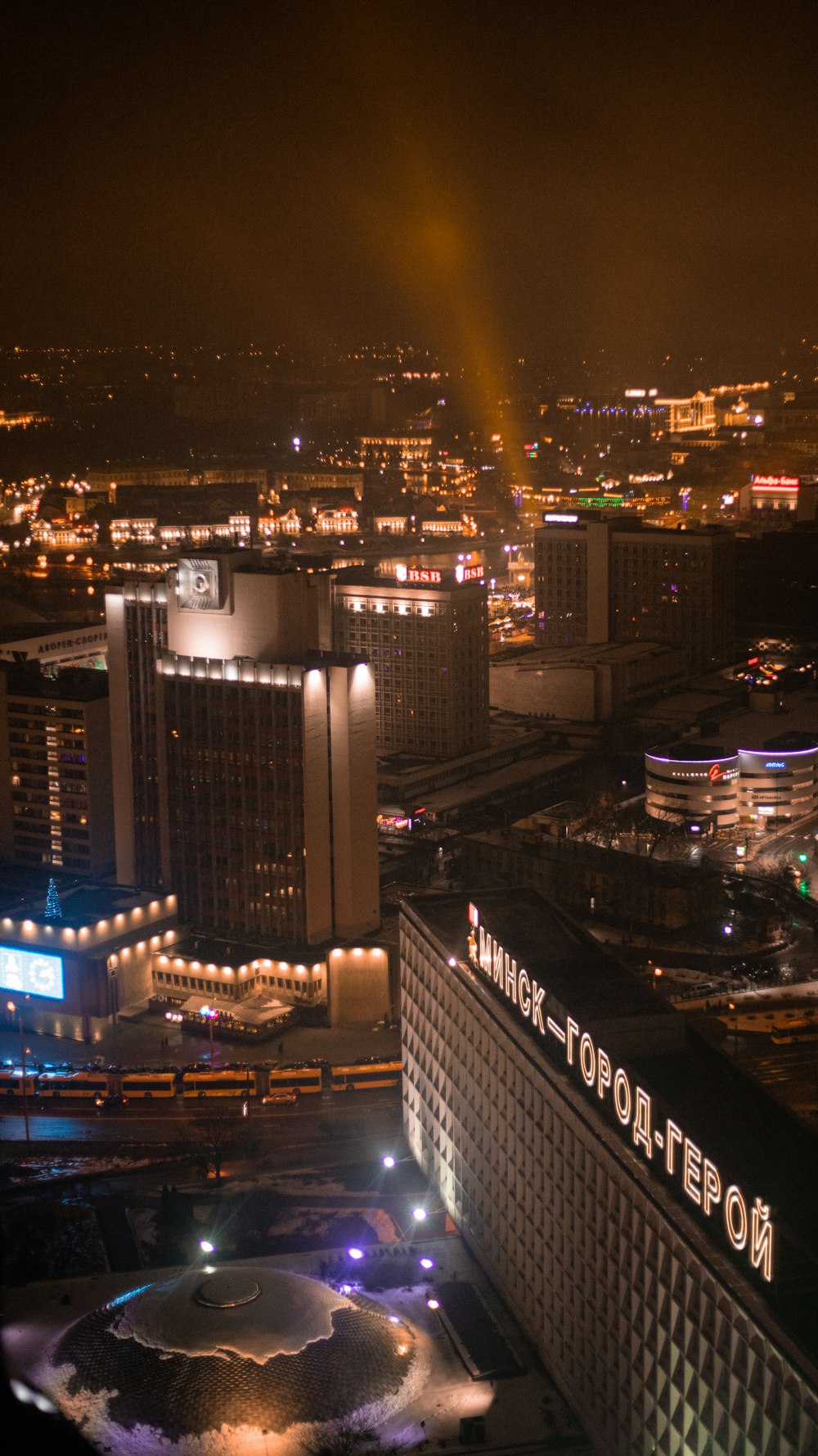 Una vista de una ciudad por la noche desde lo alto de un edificio