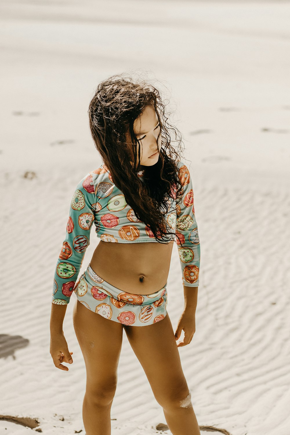 Foto Una niña en bikini en la playa – Imagen Ajuruteua gratis en Unsplash