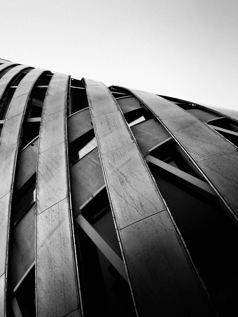 Una foto in bianco e nero di un edificio alto