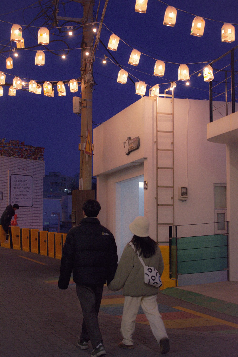 un couple de personnes qui marchent dans une rue