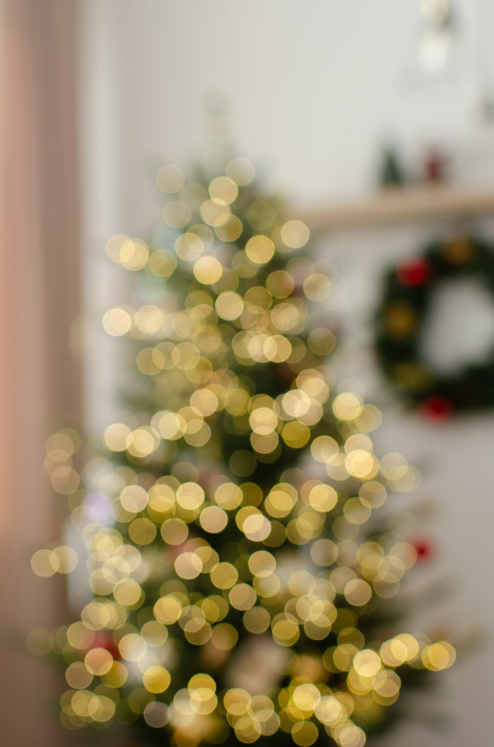 a blurry christmas tree in a living room