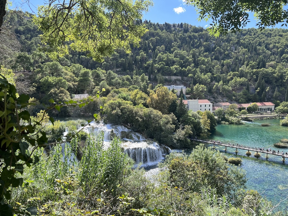 Blick auf einen Fluss mit einer Brücke darüber