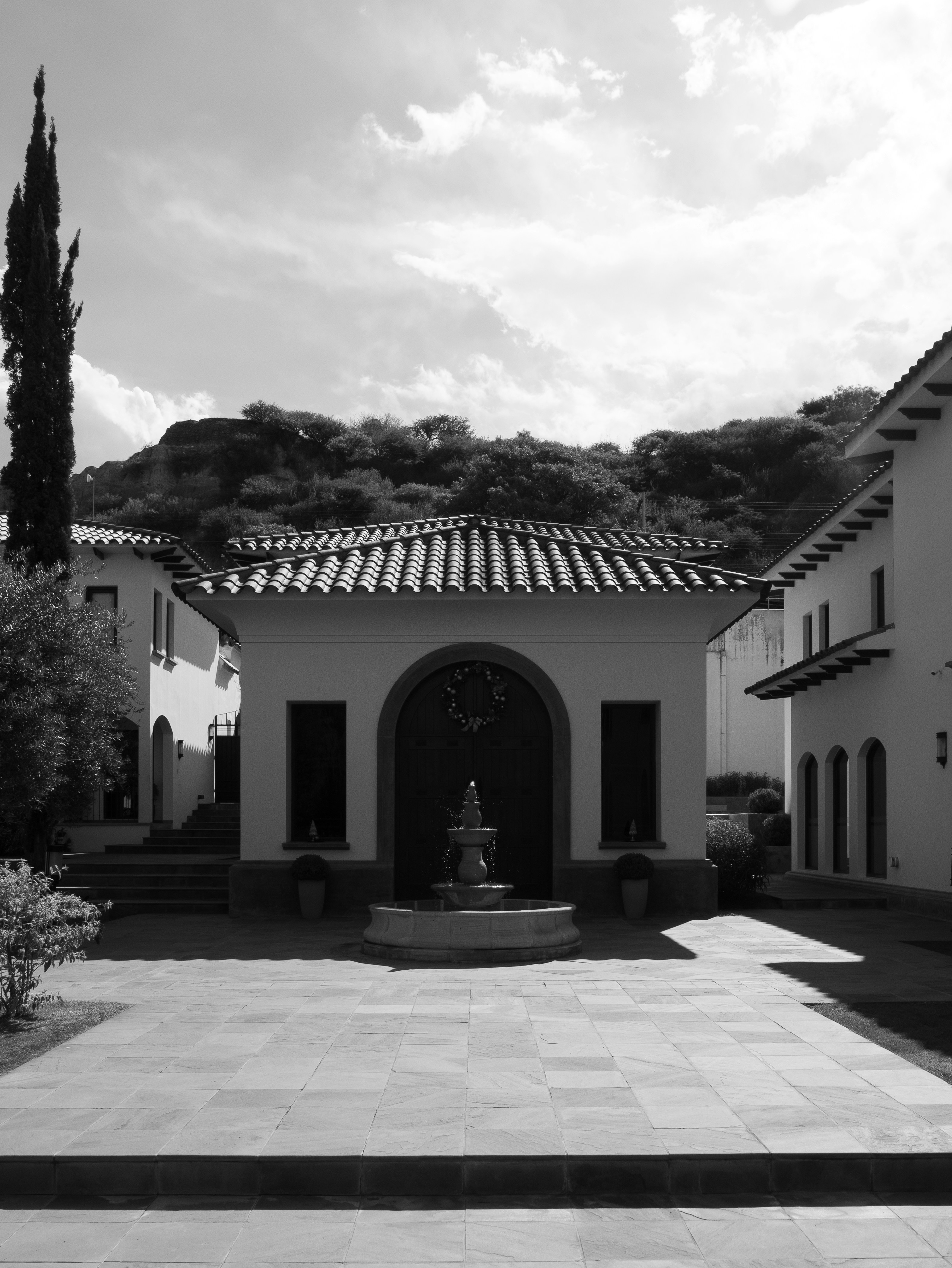 Ein Schwarz-Weiß-Foto eines Innenhofs