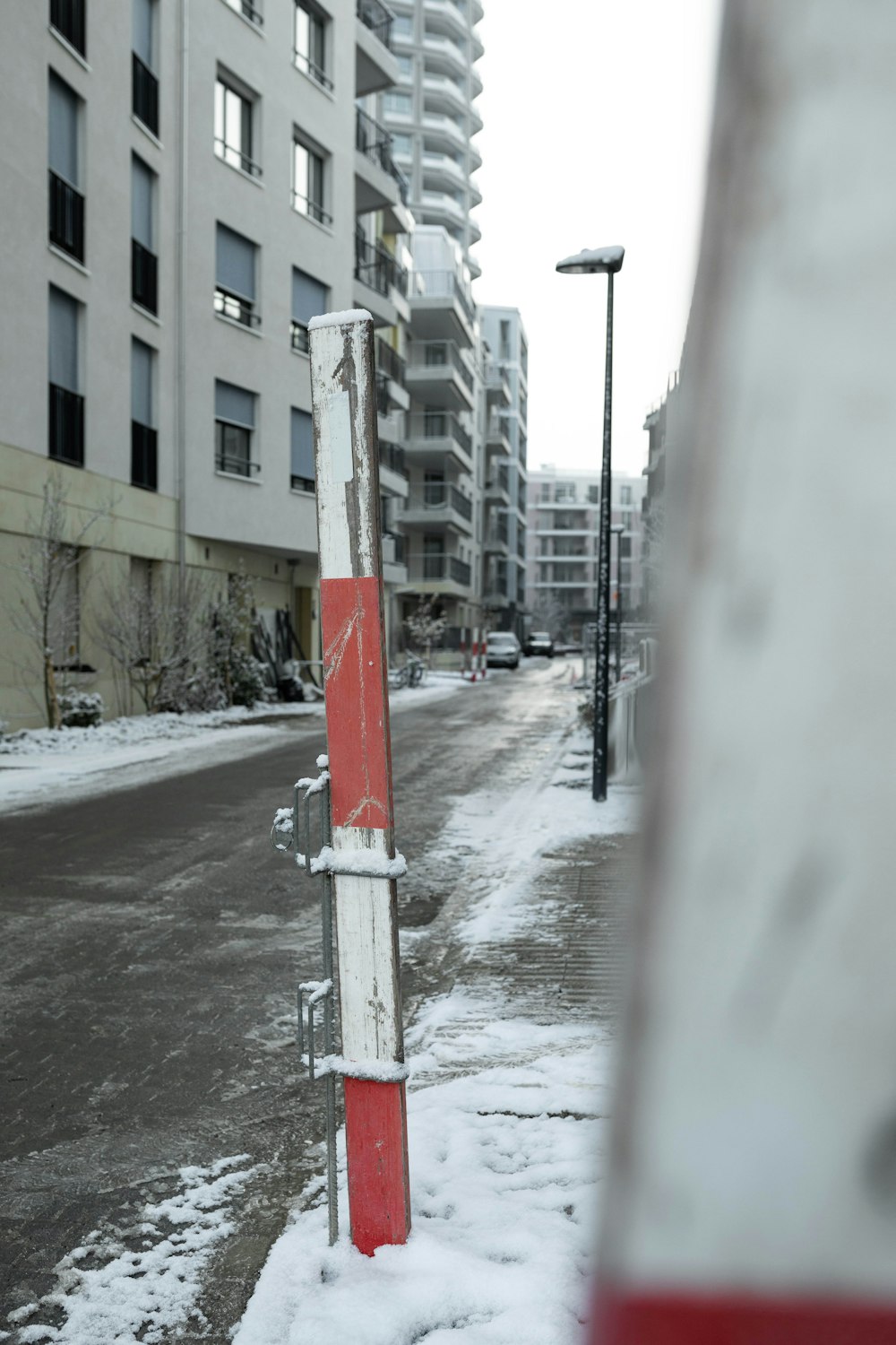 um sinal vermelho e branco sentado ao lado de uma estrada