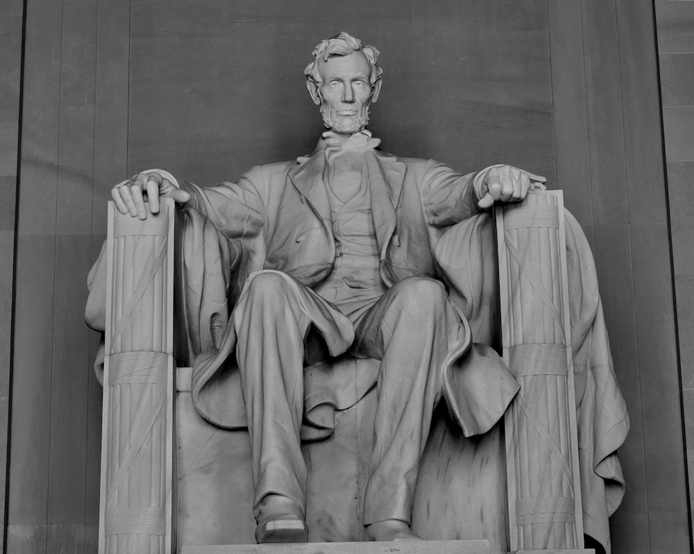 a black and white photo of a statue of abraham lincoln