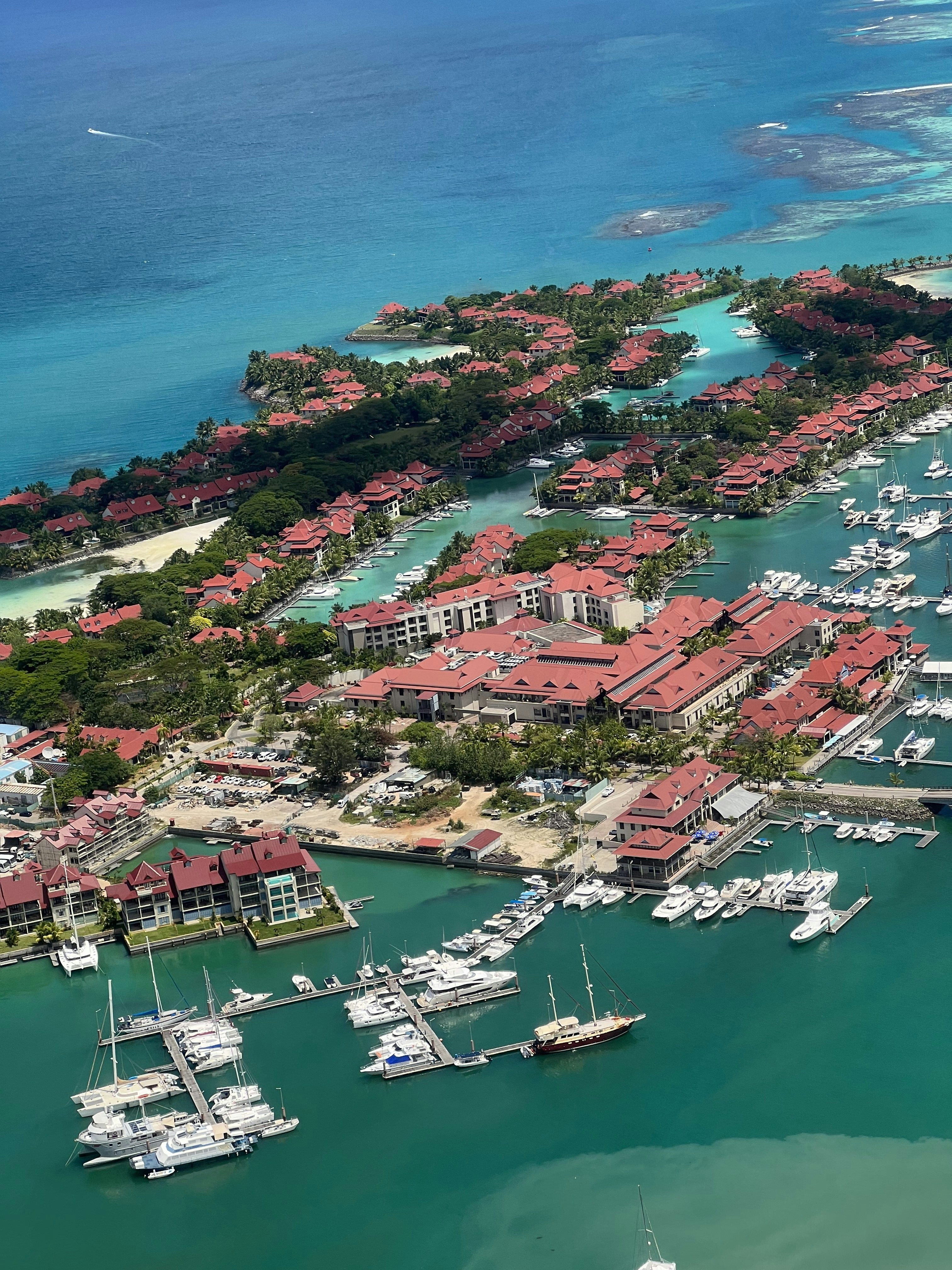 مقارنة شاملة لأسعار العقارات في الغردقة ومدن البحر الأحمر 2025