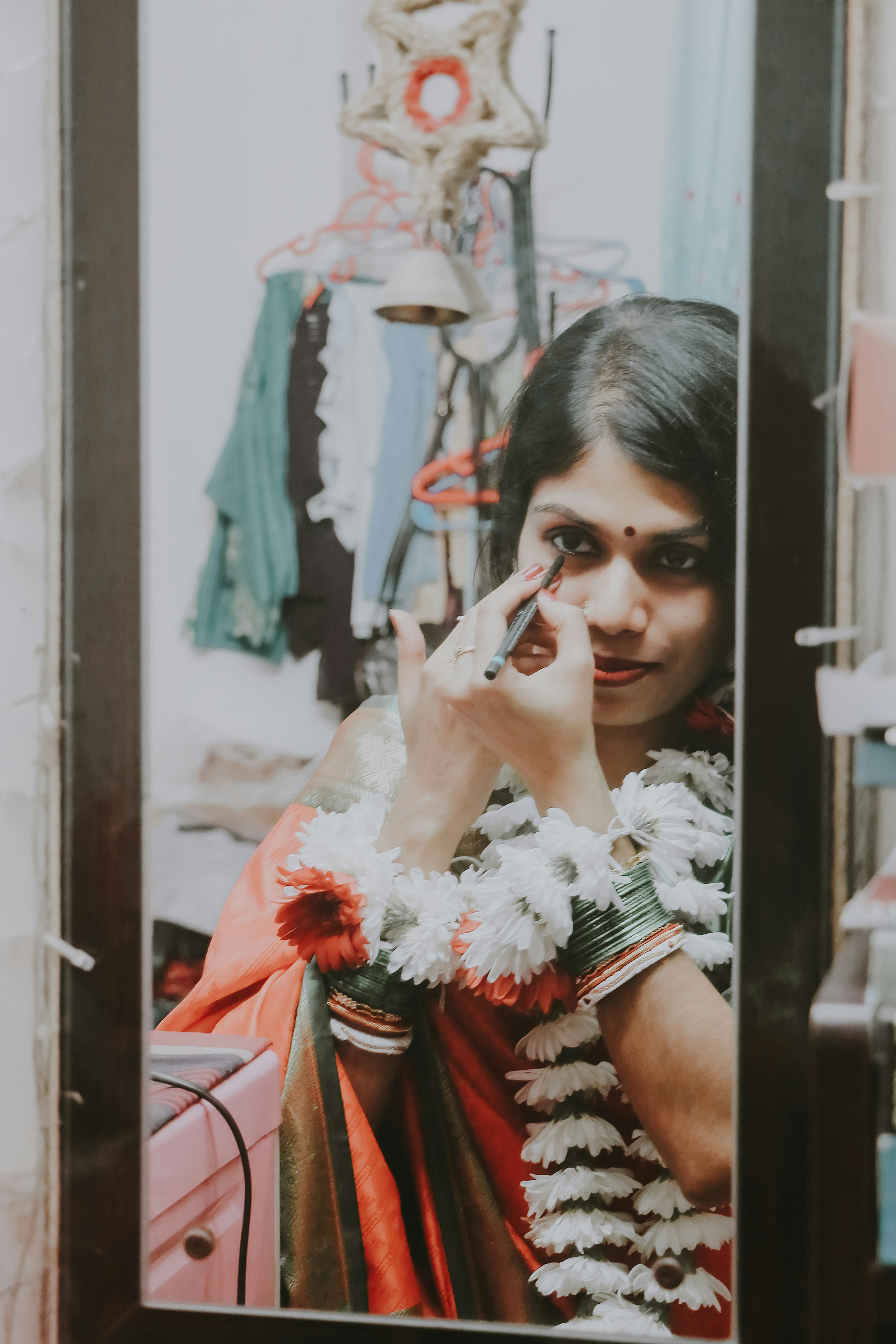 携帯電話を顔にかざす女性