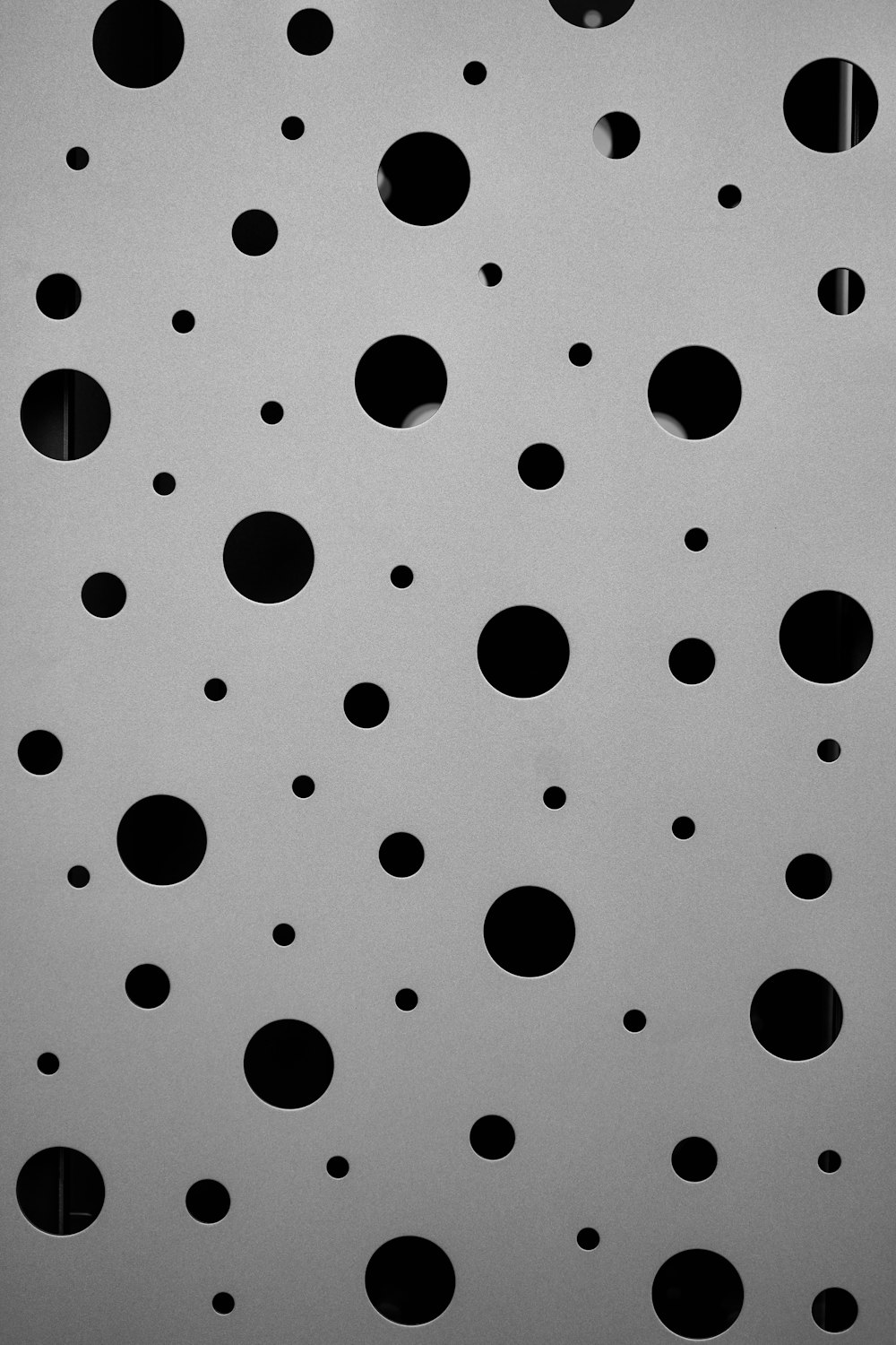 une photo en noir et blanc de cercles sur un mur