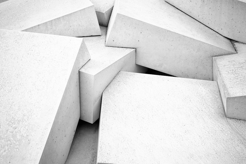 Una foto en blanco y negro de bloques de hormigón
