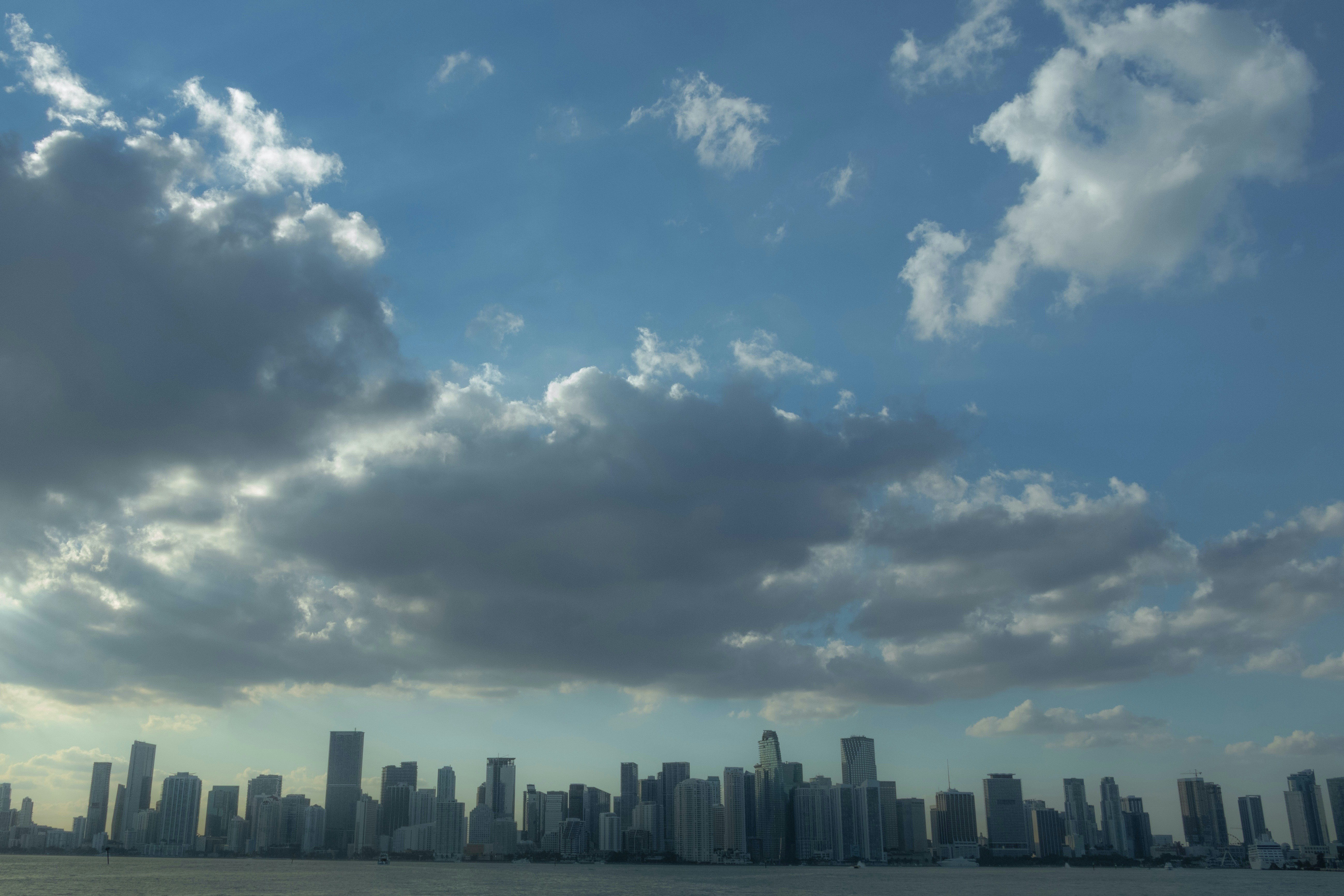Ein großes Gewässer mit einer Stadt im Hintergrund