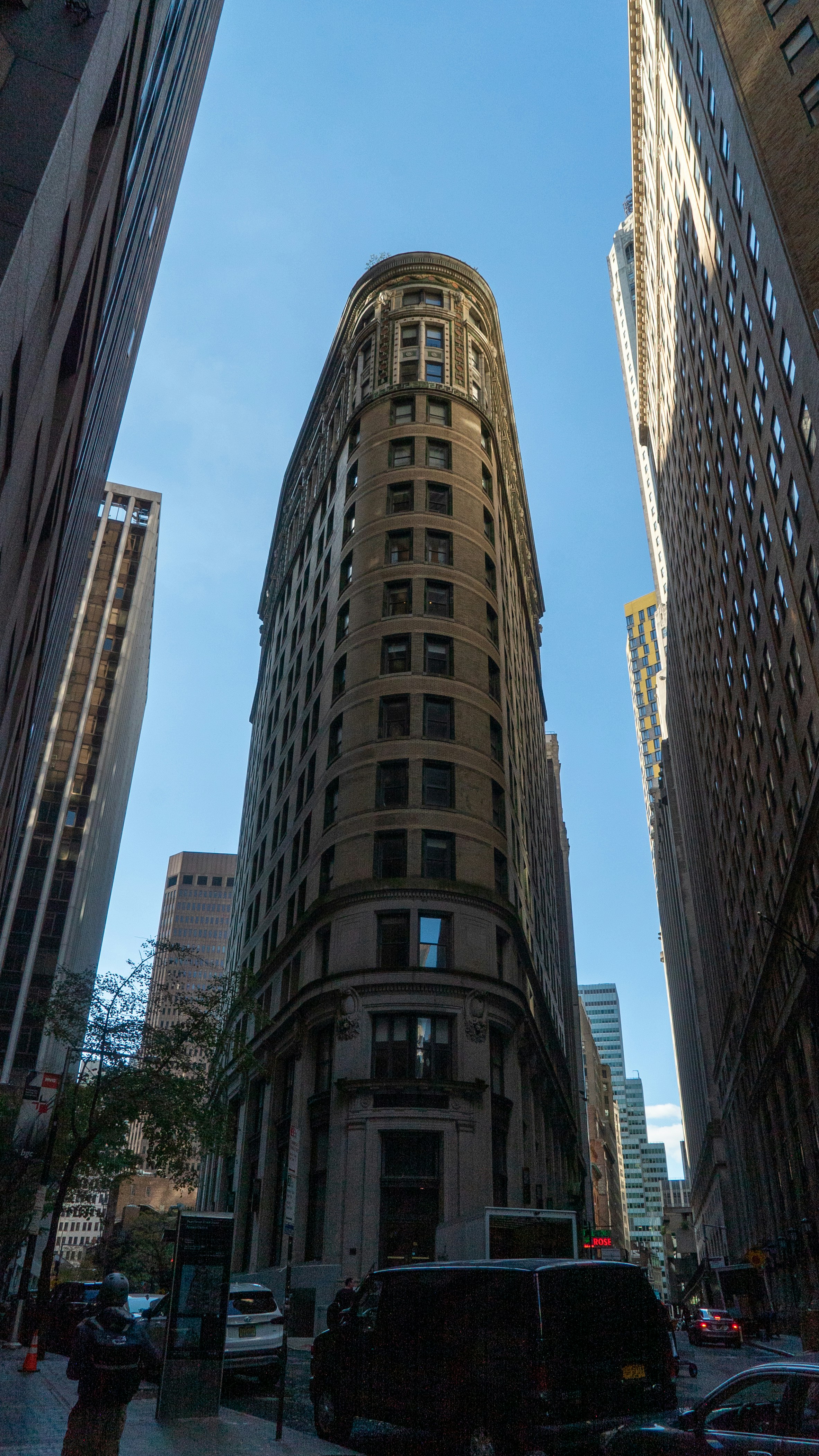 a very tall building in the middle of a city