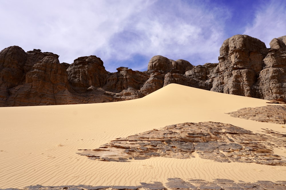 Un paisaje desértico con rocas y arena