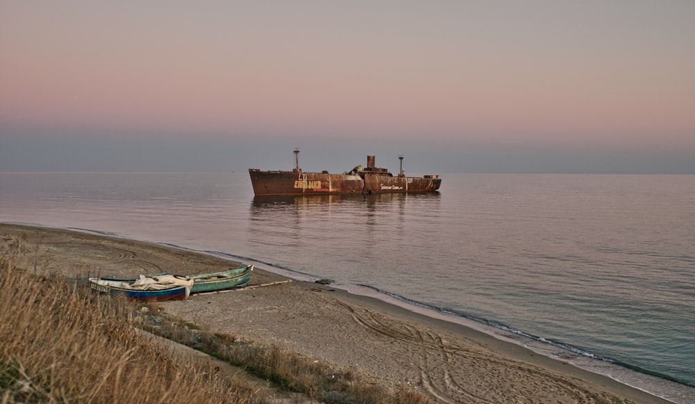 dois barcos sentados na costa de uma praia