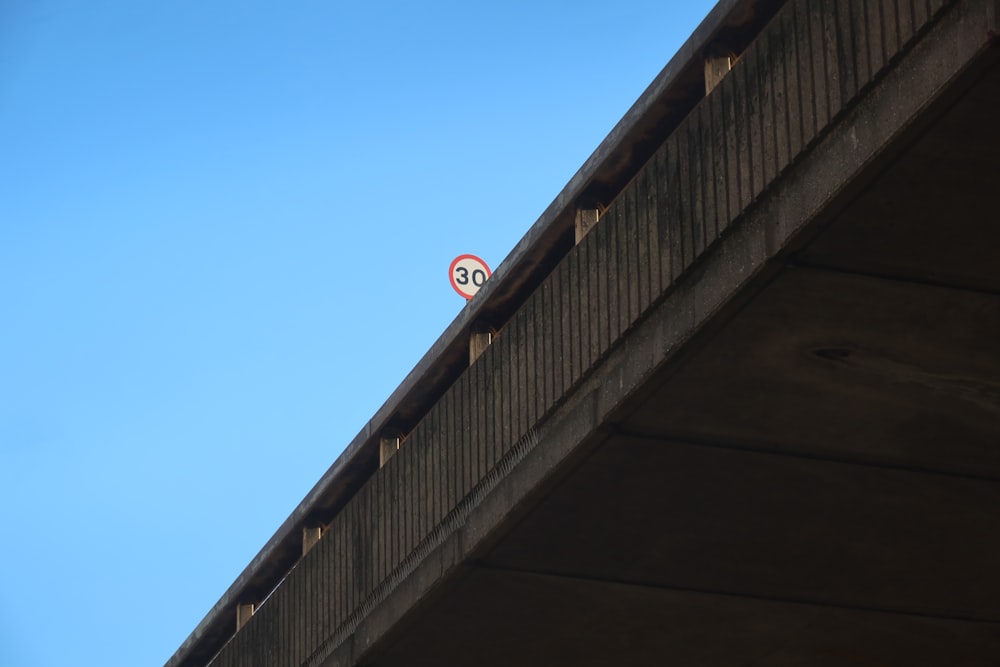 Ein Parkverbotsschild auf einer Brücke