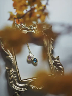 A personalized resin couple frame featuring delicate embedded flowers and shimmering accents.