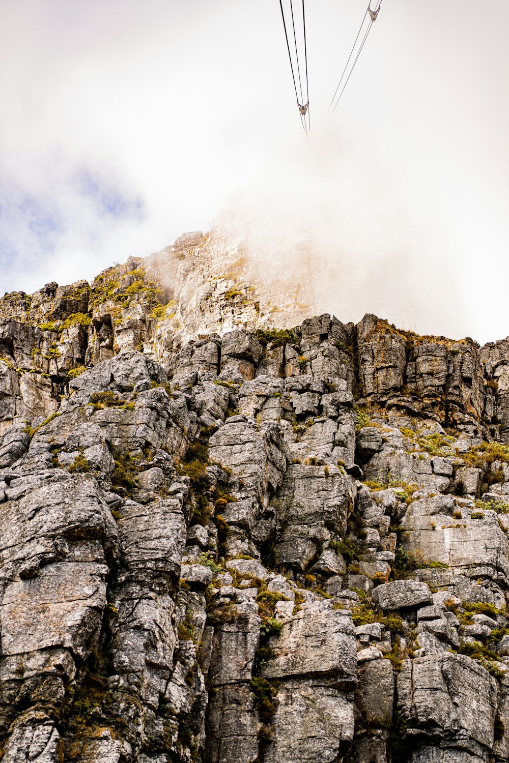 une remontée mécanique qui monte sur le flanc d’une montagne