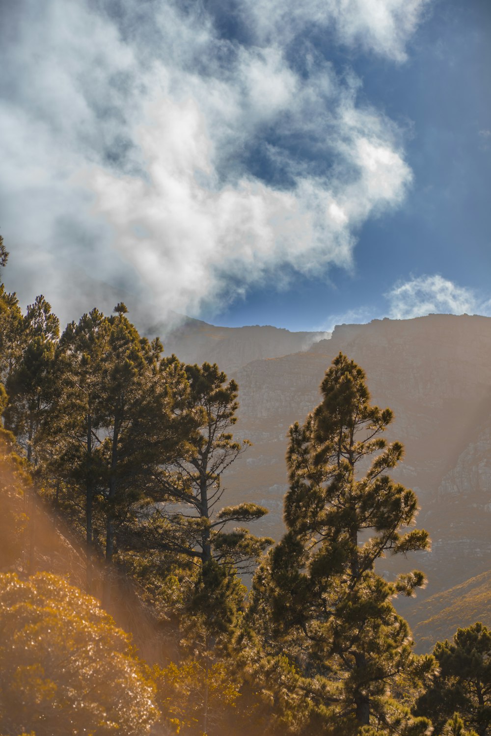 Die Sonne scheint durch die Wolken in den Bergen