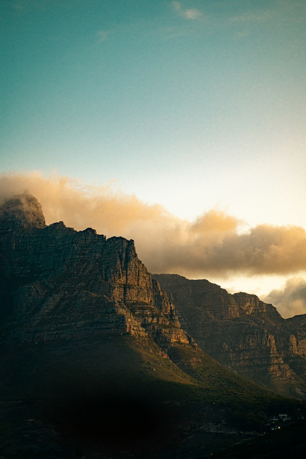 Une très haute montagne avec quelques nuages dans le ciel