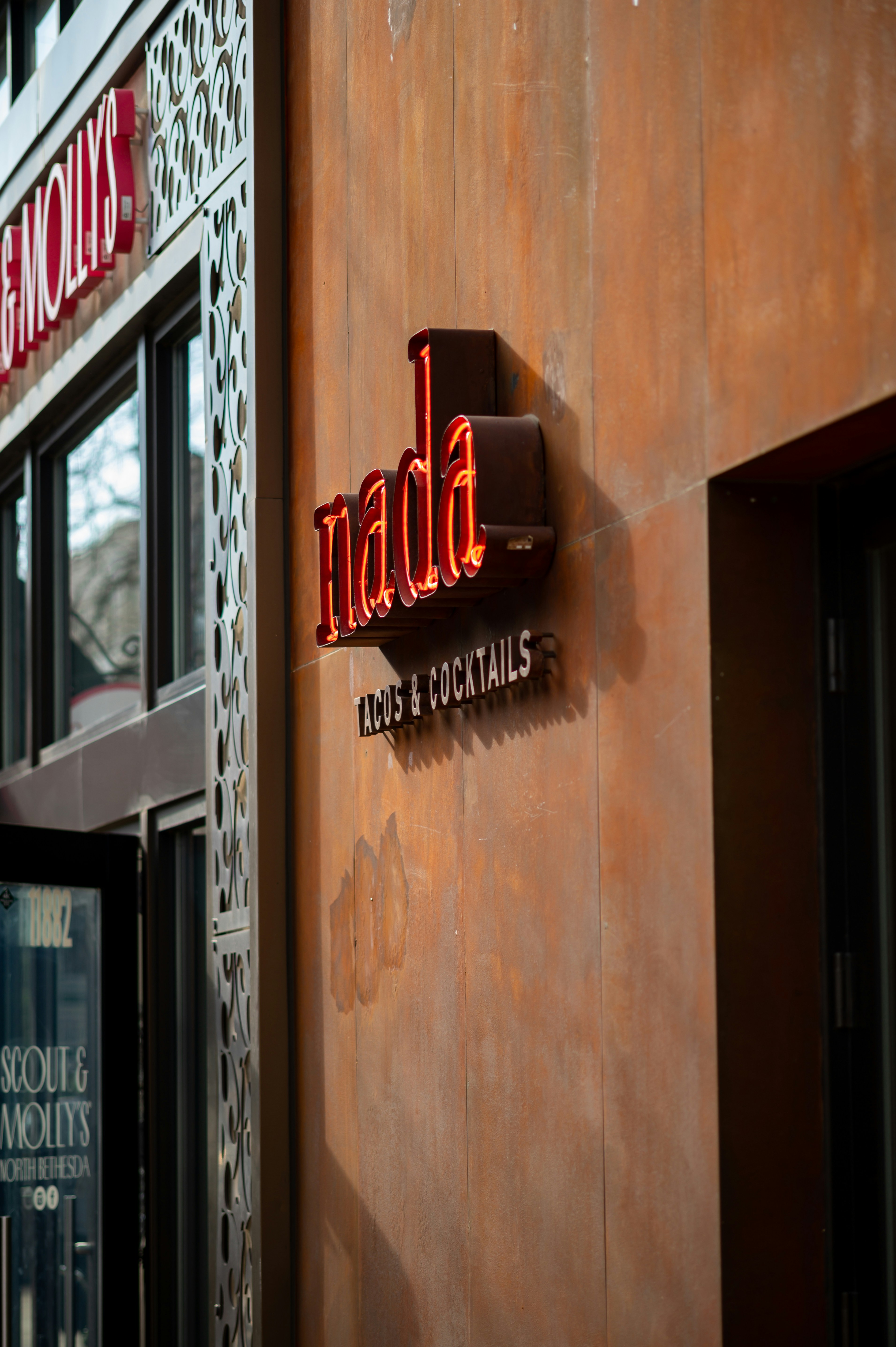 a sign on the side of a building that says nadda