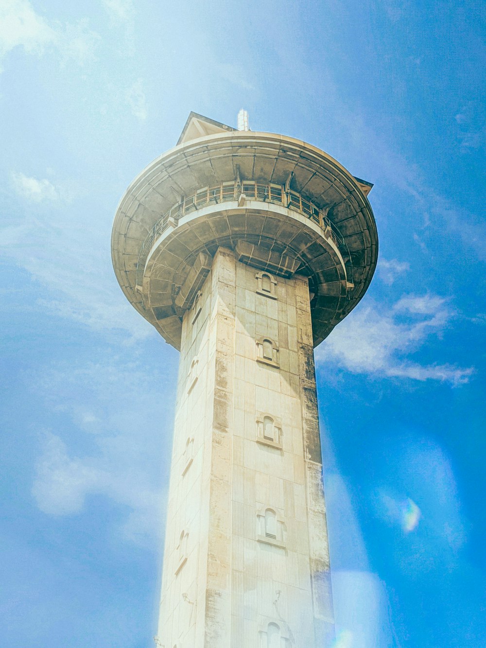 Una torre alta con uno sfondo del cielo